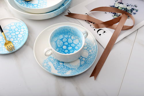 定格清新时光 探索餐具套装的静物美学与壁纸灵感